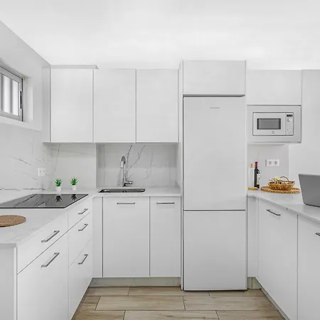 Newly Refurbished Beachfront Appartement *
