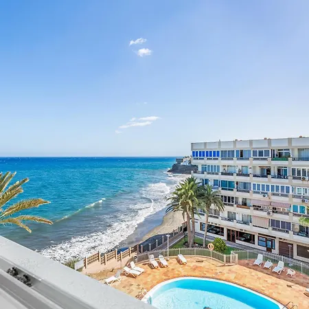 Newly Refurbished Beachfront Apartment *