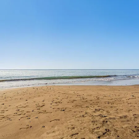Newly Refurbished Beachfront Appartement *