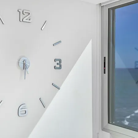 Newly Refurbished Beachfront Apartment *