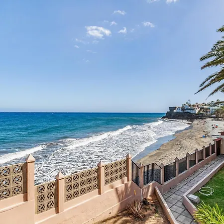 Newly Refurbished Beachfront Apartment *