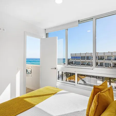 Newly Refurbished Beachfront Appartement *